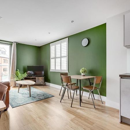 Executive 2 Bedroom Apt City Centre Free Pkg , Wifi By Tent Serviced Apartments Staines-upon-Thames Exteriér fotografie