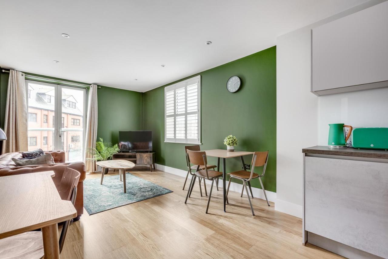 Executive 2 Bedroom Apt City Centre Free Pkg , Wifi By Tent Serviced Apartments Staines-upon-Thames Exteriér fotografie