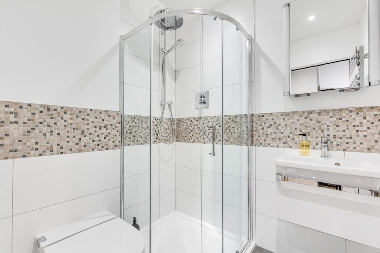 Executive 2 Bedroom Apt City Centre Free Pkg , Wifi By Tent Serviced Apartments Staines-upon-Thames Exteriér fotografie